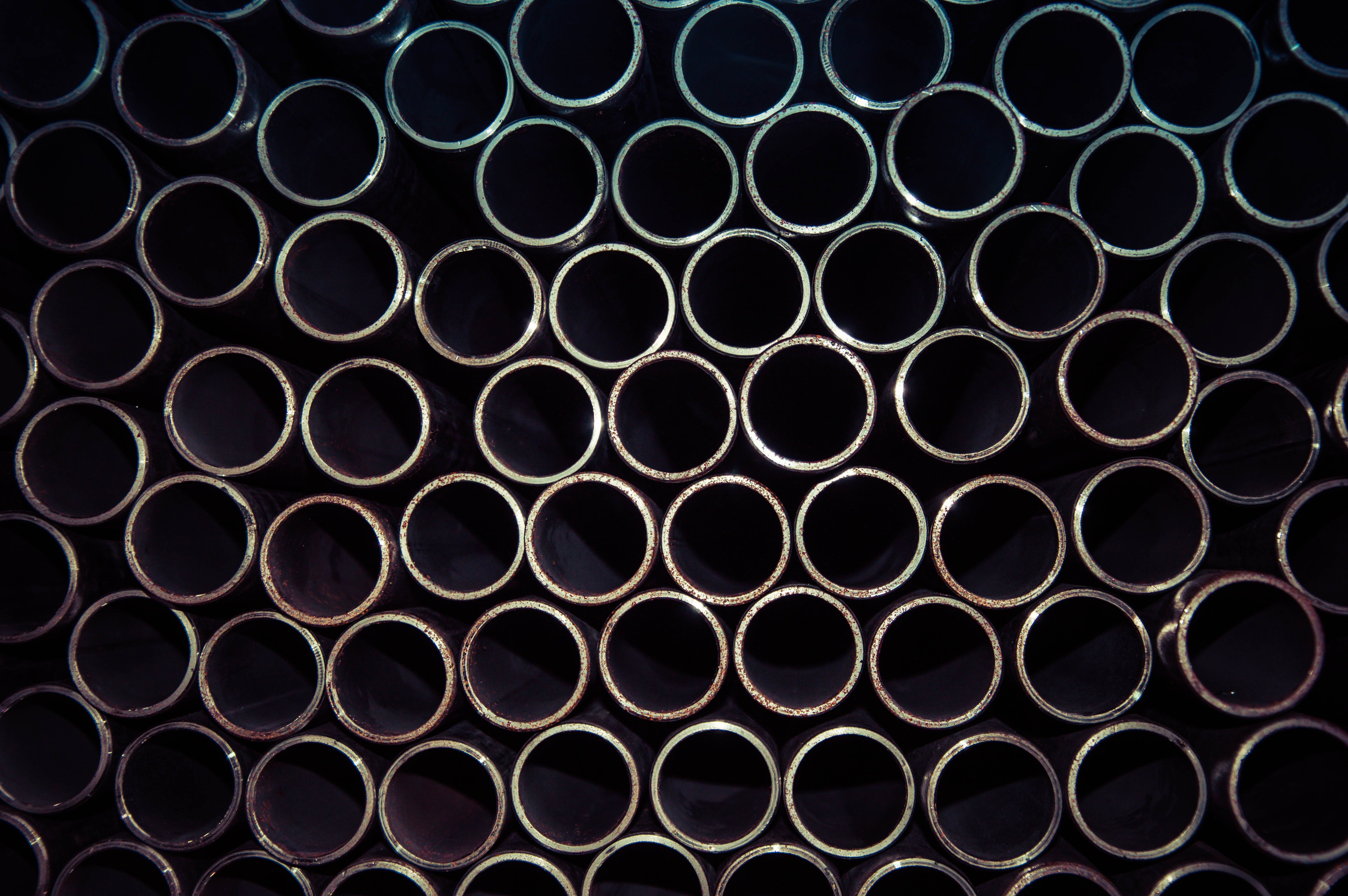  Fotoğraf: SHOCKPhoto by Szoka Sebastian:
                https://www.pexels.com/tr-tr/fotograf/gri-metal-borular-fotografini-kapatin-1381938/